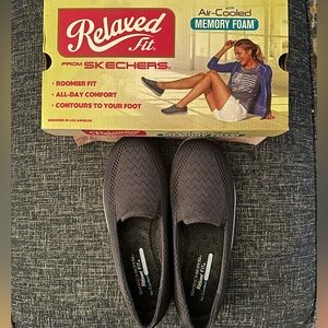 Women’s Skechers Reggae Fest Willows Navy Size 10